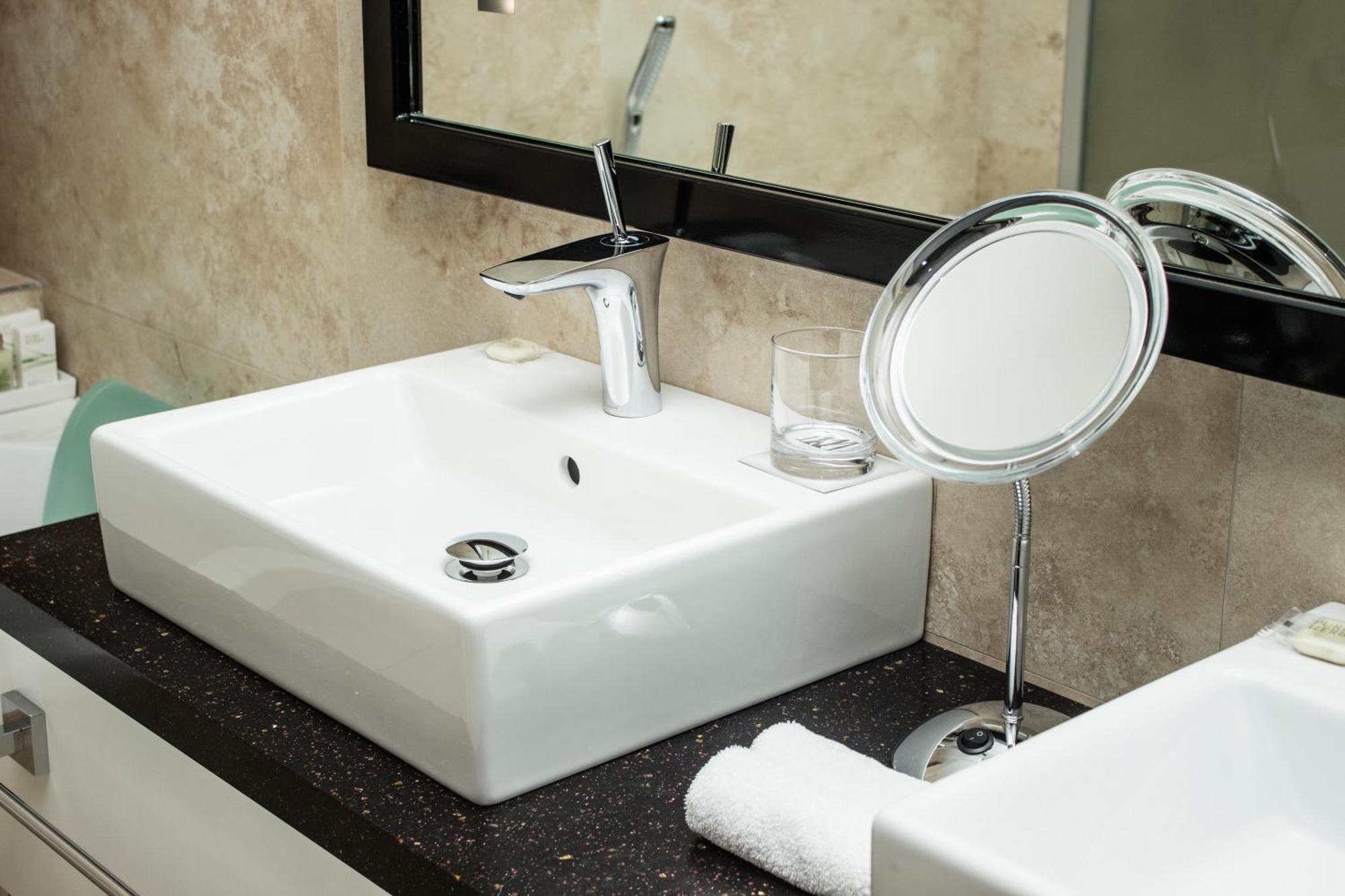 11 Mirrors Design Hotel Kiev Rum bild