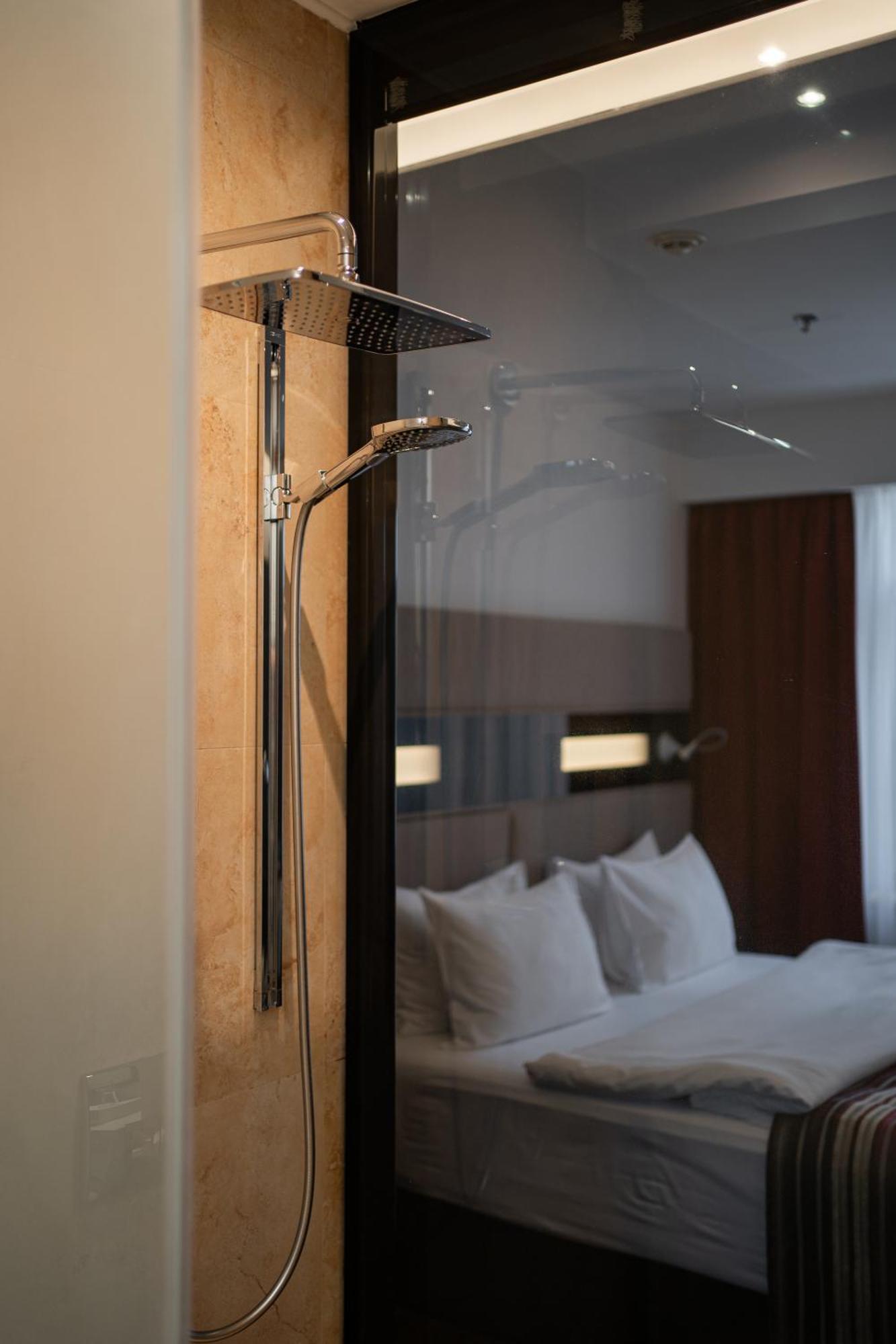 11 Mirrors Design Hotel Kiev Exteriör bild