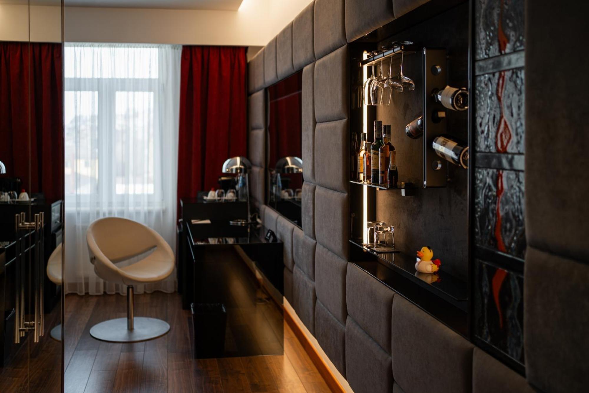 11 Mirrors Design Hotel Kiev Exteriör bild