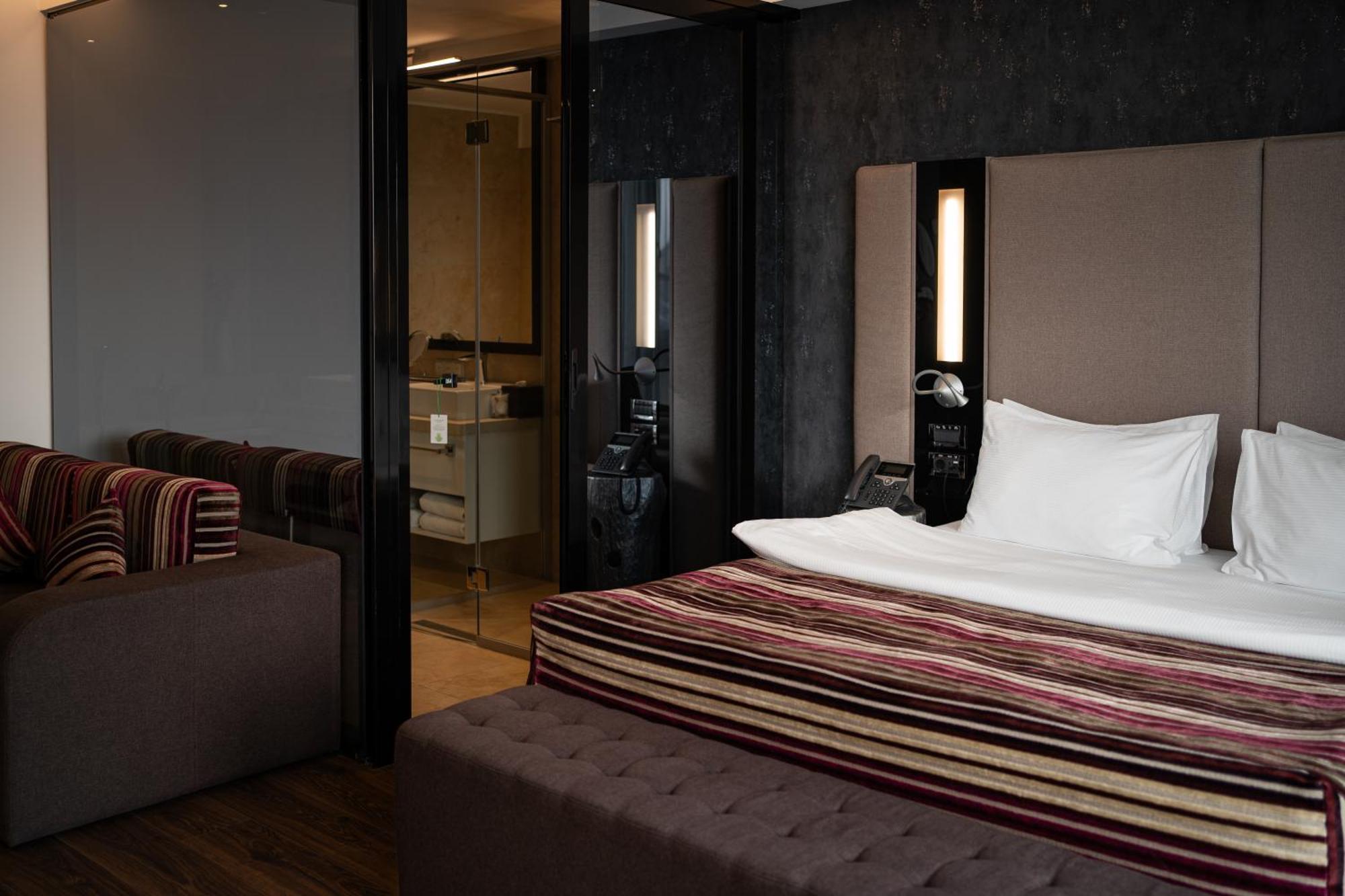 11 Mirrors Design Hotel Kiev Exteriör bild